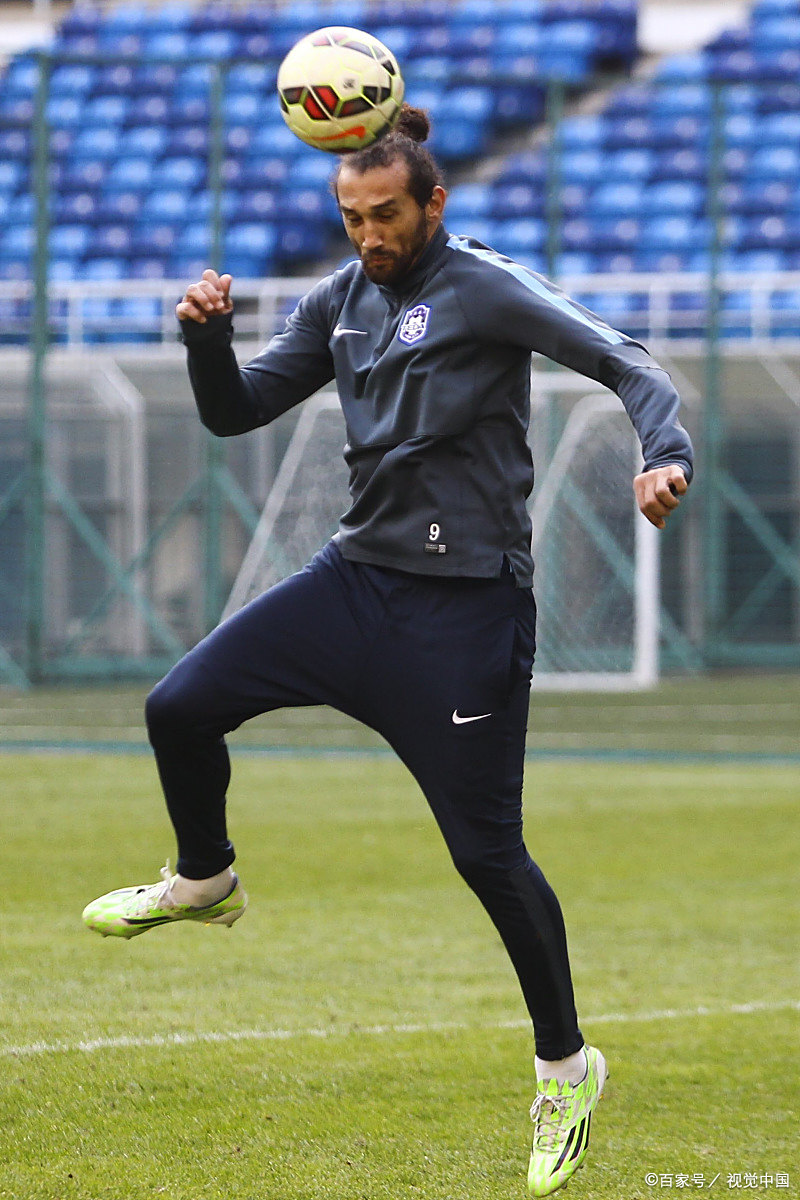 费耶诺德训练开放日，今晨主帅复盘引欢呼，西甲在即，资深球员宣示担当(费耶诺德vs埃因霍温)